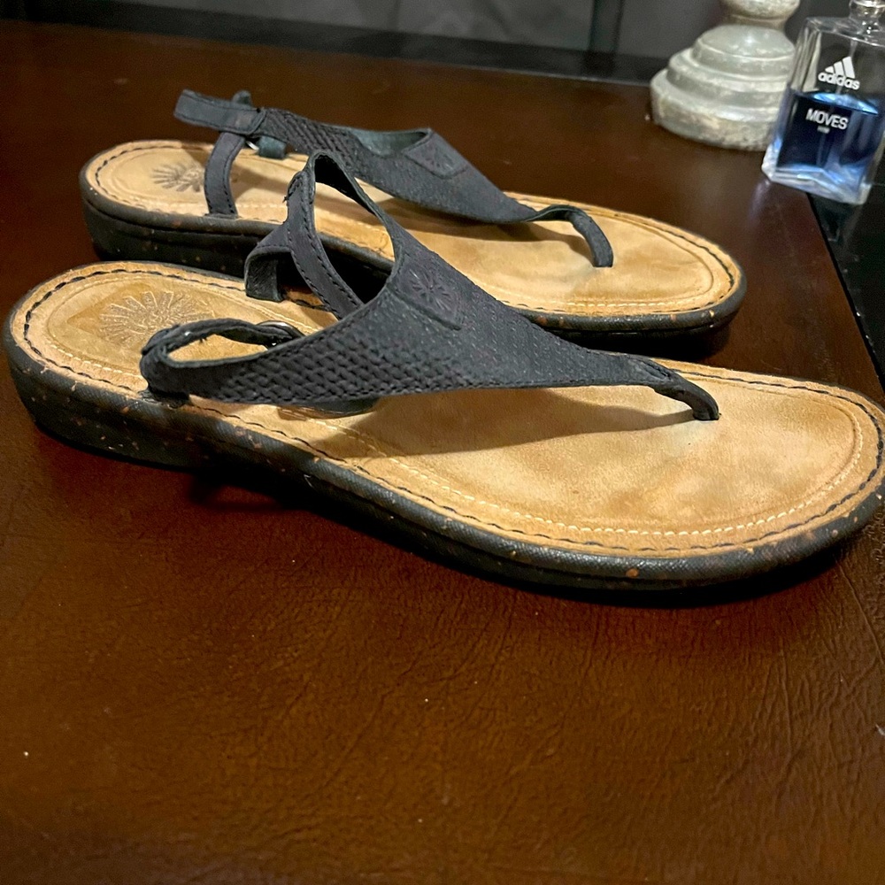 UGG- women’s 8-sandals-BEAUTIFULLY IMMACULATE- SUMMER READY
